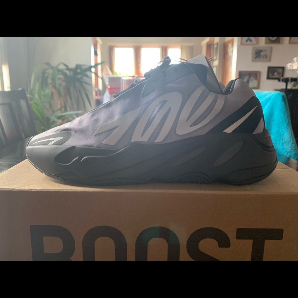 Yeezy 700 MNVN